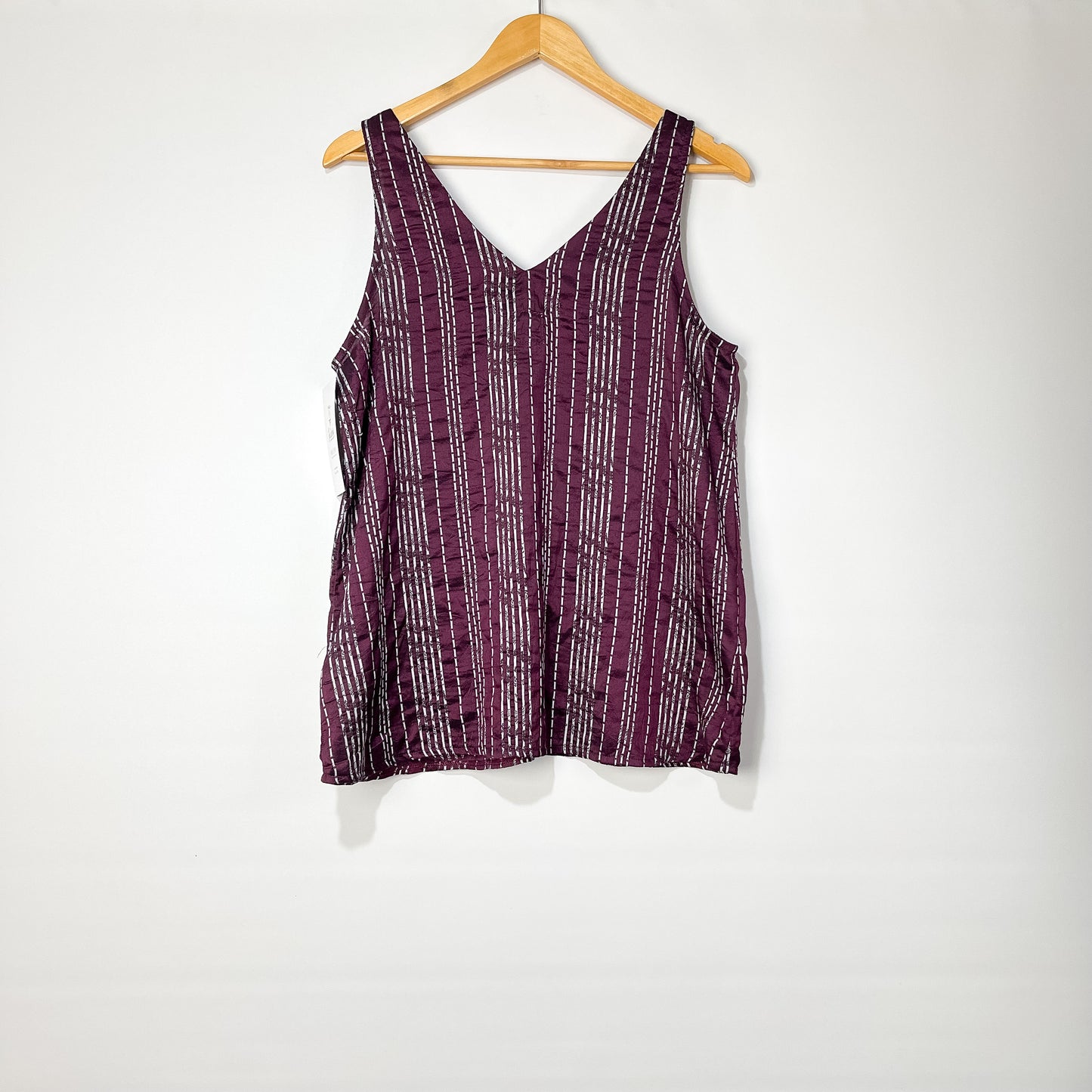 Blusa morada con líneas plateadas.