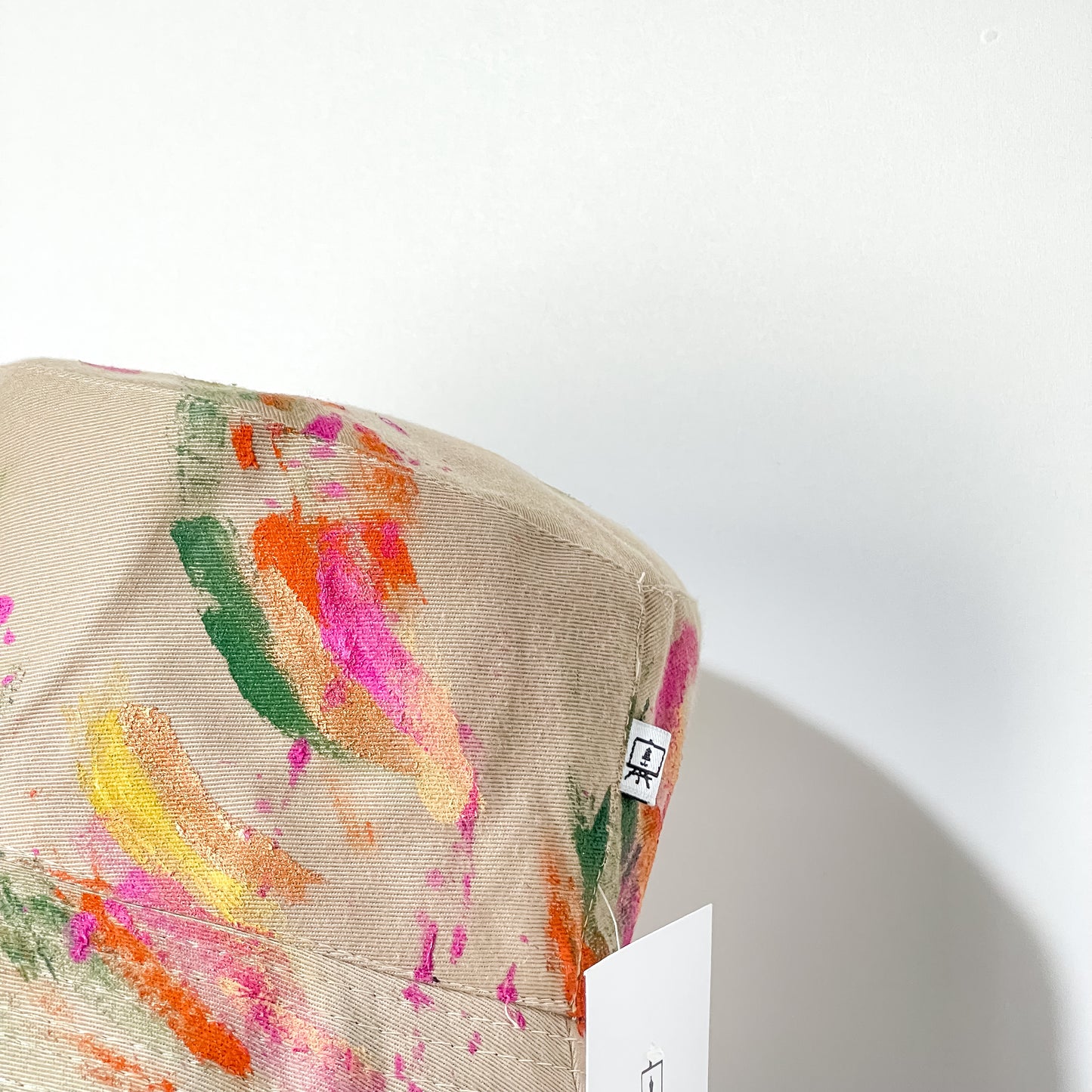 Bucket hat abstracto rosa y amarillo