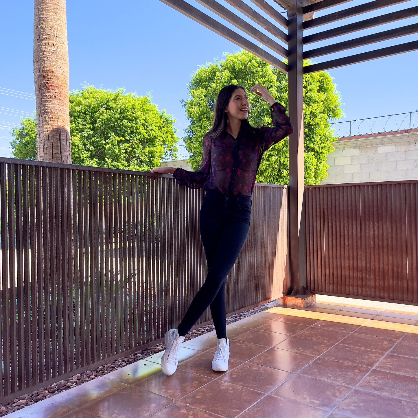 Camisa chiffón negro con rosa
