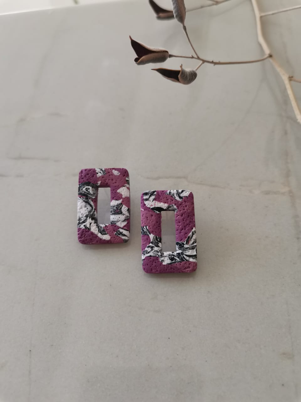 Aretes rectangulares rosa con gris