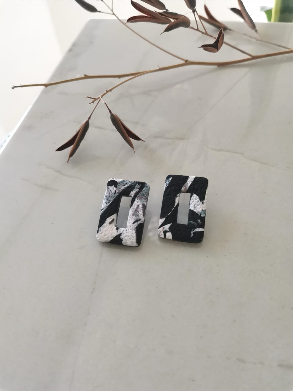 Aretes rectangulares negros con gris