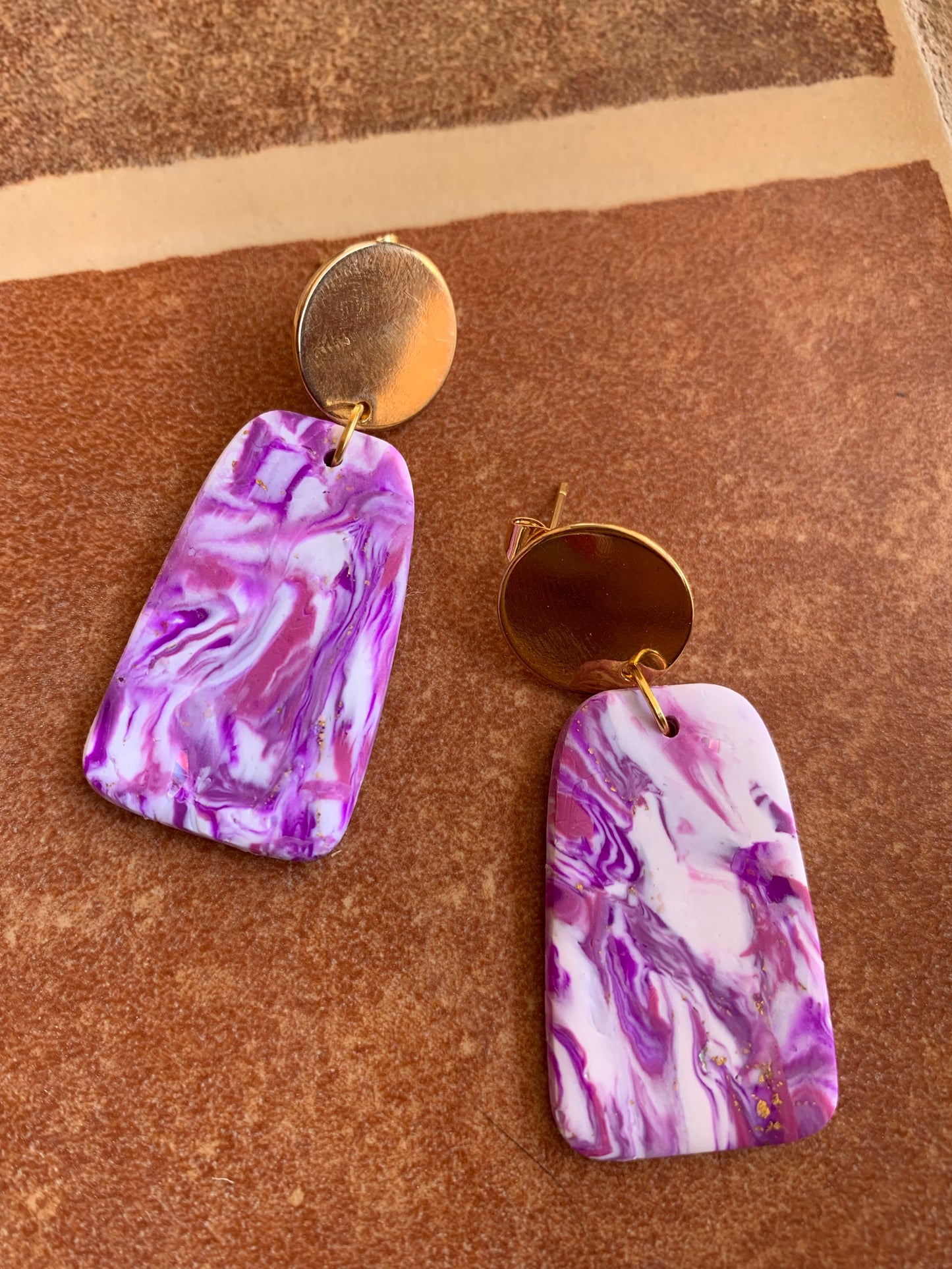 Aretes barra mármol morado