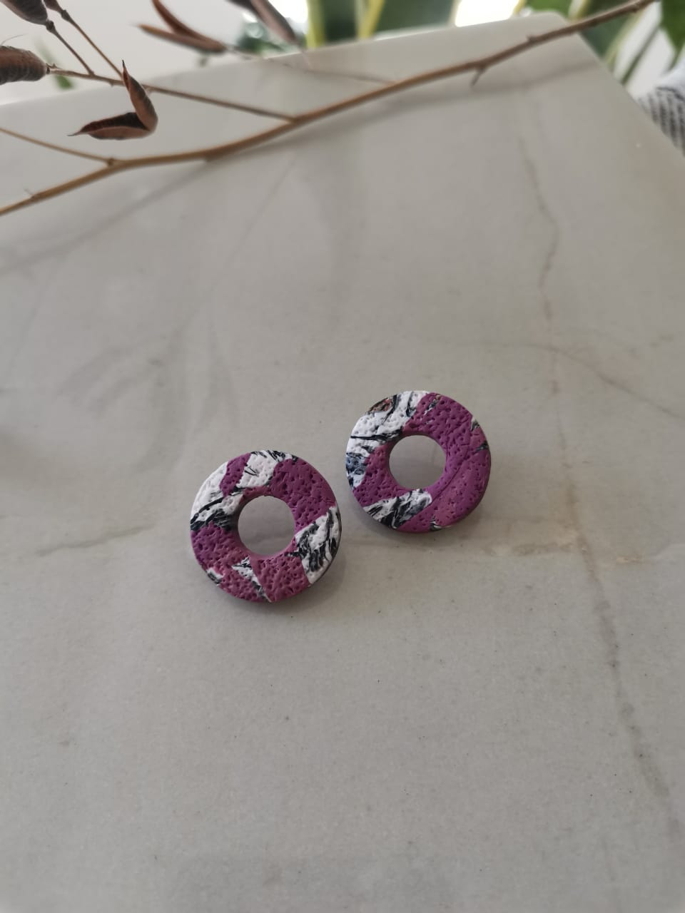 Aretes redondos rosa con gris