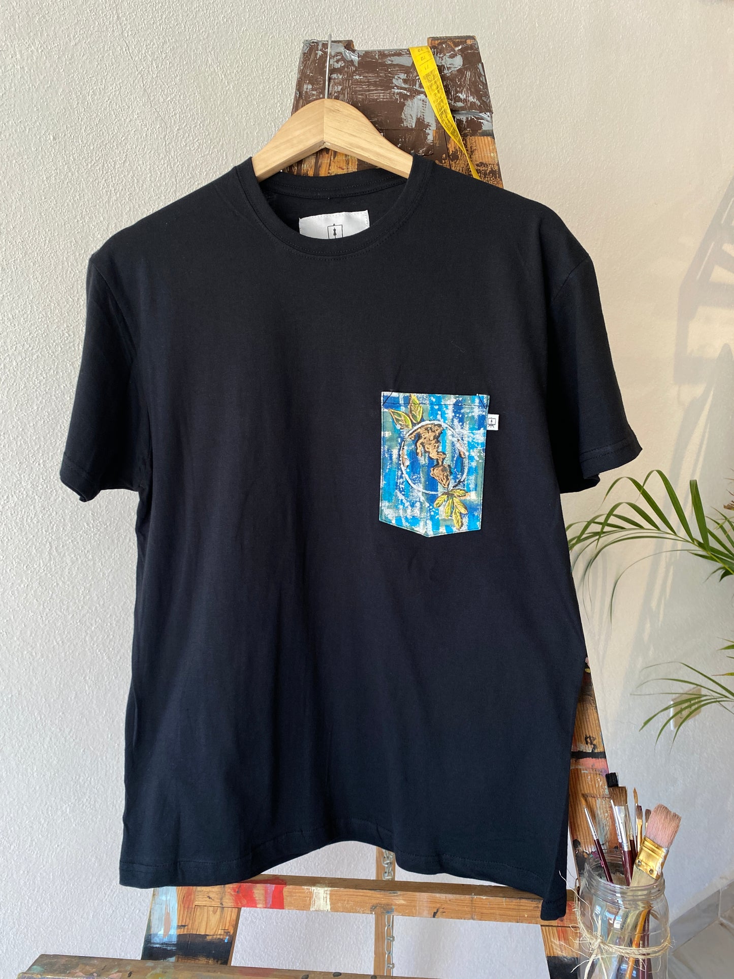 T-Shirt negra bolsita mundo