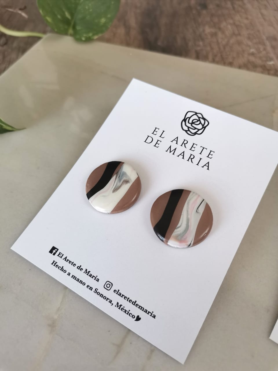 Aretes redondos café con hueso